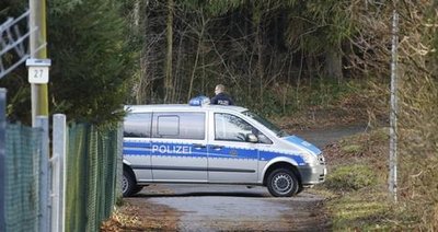 <p>
	Die Polizei forderte die Gruppe auf, die Straße freizumachen und sich auf Fußweg zu versammeln. Es wurde diskutiert, wie man versammlungsrechtlich mit der Situation umgeht.</p>
