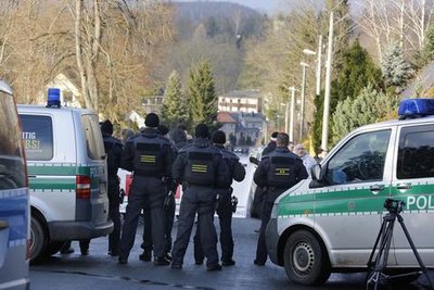 <p>
	Gegen 14.30 Uhr hatten sich schätzungsweise 50 Asylgegner auf der Anton-Herrmann-Straße am Abzweig Dittersdorfer Weg zusammengefunden.</p>
