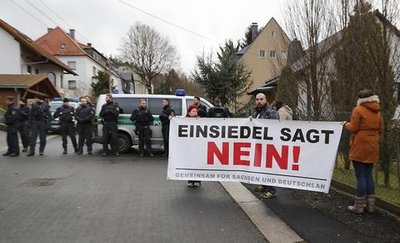 <p>
	Laut Polizei hatten bei Eintreffen der Flüchtlinge acht Menschen die Zufahrt zu der Einrichtung blockiert, die trotz mehrfacher Aufforderung durch die Beamten die Straße nicht freigeben wollten. Man habe die Personen daher "mit einfacher körperlicher Gewalt" zur Seite gedrängt, sagte eine Polizeisprecherin am Nachmittag.</p>
