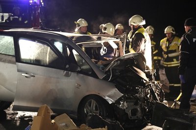 <p>
	Der Opel-Fahrer kam ums Leben, der Sprinter-Fahrer wurde verletzt.</p>
