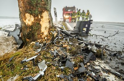 <p>
	Aus bislang unbekannter Ursache war er mit seinem VW von der Straße abgekommen und gegen einen Baum geprallt.</p>
