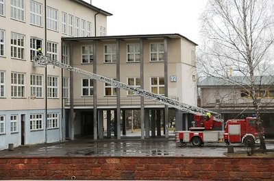 <p>
	Gegen 14 Uhr sei der Schulbetrieb beendet worden. Am Dienstag soll er wieder aufgenommen werden.</p>

