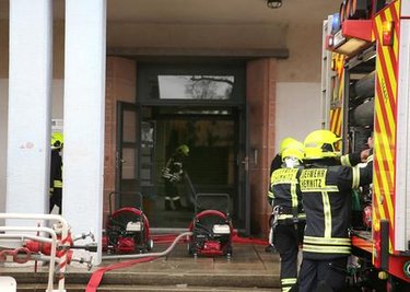 <p>
	Offenbar wurde das Feuer in einer Toilette im ersten Obergeschoss gelegt. Die Polizei geht davon aus, dass ein elfjähriger Schüler einen textilen Handtuchhalter angezündet hat, weshalb die Beamten jetzt wegen schwerer Brandstiftung ermitteln.</p>

