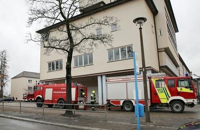 <p>
	Verletzte gab es laut Polizei nicht, die Höhe des Schadens stehe noch nicht fest. Die Toilette sei nicht mehr nutzbar, so ein Sprecher der Polizei.</p>
