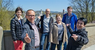 <p>
Das Team der Auerbacher Redaktion: Marlies Warg, Holger Weiß, Monty Gräßler, Serena Baumann, Lutz Hergert und Heike Mann (von links). Im Hintergrund zu sehen sind die Türme der St.-Laurentiuskirche und der Schlossturm. Auerbach wird auch Drei-Türme-Stadt genannt, der dritte Turm ist der der Katholischen Kirche, der nicht mit im Bild ist.</p>