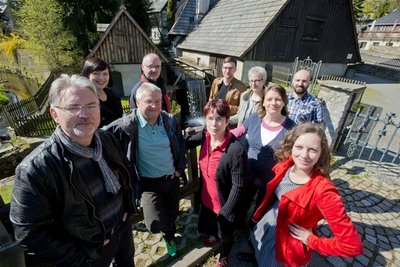 <p>
Das Team der Lokalredaktion Annaberg am Frohnauer Hammer - einer weithin bekannten Touristenattraktion. Vorn von links: Regionalleiter Andreas Luksch, Thomas Schmidt, Antje Flath, Annett Honscha und Julia Keller; hinten von links: Denise Märkisch, Lokalchef Thomas Wittig, Michael Urbach, Urda Baldauf und Stefan Weinert.</p>