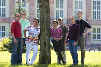 <p>
Das Kulturhaus in Aue ist ein bekannter Veranstaltungsort in der Region. Hier ist immer etwas los, es geht bunt zu, leise ist es selten. Den Mitarbeitern der Lokalredaktion Aue kommt das bekannt vor. Von links nach rechts: Kjell Riedel, Jürgen Freitag, Cerstin Preiß, Susanne Kiwitter, Mario Ulbrich, Roberto Jurkschat und Lokalchef Thomas Liersch.</p>