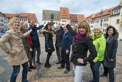 <p>
Er blickt vom Denkmalsockel auf dem Obermarkt herab, als wolle er die Geschicke Freibergs noch immer lenken: Stadtgründer Otto der Reiche. Aufmerksam verfolgen auch die Mitarbeiter der Lokal- und der Regionalredaktion das Geschehen in Stadt und Umland: Astrid Ring, Grit Baldauf, Kai Kollenberg, Heike Hubricht, Steffen Bauer, Frank Hommel, Steffen Jankowski, Kerstin Blossey, Susanne Oehme und Ute Scheinert (v. l.). Nicht im Bild: Jochen Walther.</p>
