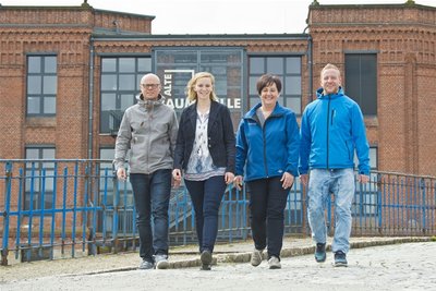 <p>
Von der Alten Baumwolle als neue Mitte träumen die Flöhaer seit der politischen Wende. Der Gebäudekomplex der Industriebrache prägt die Stadt, aus deren Umfeld Matthias Behrend, Cornelia Hennersdorf, Katrin Kablau, Patrick Herrl (von links) und Holk Dohle (nicht im Bild) täglich berichten.</p>