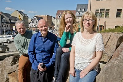 <p>
Das Team der Lokalredaktion Hohenstein-Ernstthal auf dem Altmarkt der Großen Kreisstadt (von links): Andreas Tröger, Erik Kiwitter, Eva Marie Stegmann und Silke Spröd.</p>