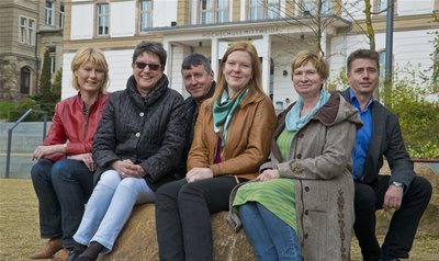 <p>
Der Technikumplatz mit dem Hauptgebäude der Hochschule Mittweida im Hintergrund steht symbolisch für die Verbindung der "Hochschulstadt" und der Kommune. Schließlich ist der Platz auch beliebter Veranstaltungsort sowie Treffpunkt für Studenten und Einwohner. Was sich im Spannungsfeld zwischen Tradition und Moderne in Mittweida und der Region abspielt, verfolgt die Lokalredaktion, zu der Ute George, Petra Schumann, Uwe Lemke, Franziska Pester, Barbara John und Jan Leißner (von links) gehören.</p>