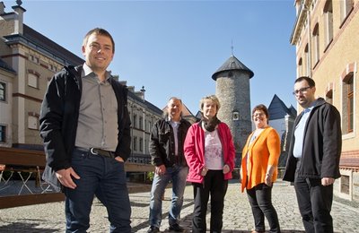<p>
Fototermin im Hof von Schloss Voigtsberg in Oelsnitz/V. - von links Tino Beyer, Thorald Meisel, Gabriele Skrobanski, Christina Eschebach und Ronny Hager. Die Burganlage ist für zwölf Millionen Euro saniert worden. In ihren Mauern gibt es ein Teppichmuseum, eine Dauerschau über die Illustratorin Regine Heinecke, ein Mineralienkabinett sowie wechselnde Ausstellungen - aktuell zeitgenössische Kunst mit Arbeiten von Lüpertz, Immendorff und Baselitz.</p>
