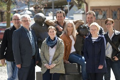 <p>
Foto-Shooting am Vater-und Sohn-Denkmal mit den Mitarbeitern der Plauener Redaktion - von links: Uwe Selbmann, Rainer Räch, Anika Heber, Gunter Niehus, Manuela Müller, Bernd Jubelt, Antje Müller und Elsa Middeke. Mit seinen Vater-und-Sohn-Comics ist der Zeichner Erich Ohser alias e.o.plauen berühmt geworden. Nicht im Bild sind Sabrina Gräßler, Peter Janka und Sabine Schott.</p>
