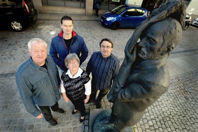 <p>
"Gesicht zeigen": Das ist der Name einer Plastik des Künstlers Wolfgang Mattheuer. Der Reichenbacher Ehrenbürger hat die Bronze-Skulptur seiner Geburtsstadt vermacht, wo sie auf dem Markt steht - quasi als Mattheuers Vermächtnis an die Reichenbacher. Gesicht zeigen will auch die "Freie Presse"-Lokalredaktion. Im Bild: Gerd Betka, Gerd Möckel, Ulrich Riedel (von rechts) sowie Ilona Vetterlein.</p>