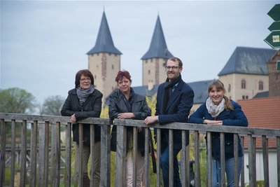 <p>
Das Rochlitzer Schloss ist für die rund 6000 Einwohner zählende Stadt das Wahrzeichen schlechthin. Erstmals 1009 erwähnt, gehört die Anlage zu den ältesten Bauwerken Sachsens. Da nimmt es nicht weiter wunder, wenn über diese geschichtsträchtige Region jede Menge Geschichten zu erzählen sind. Festgehalten werden sie von der Lokalredaktion, zu der Gislinde Huhn, Babette Philipp, Alexander Christoph und Franziska Muth (von links) gehören.</p>