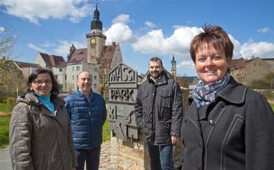 <p>
Die Metallwaren und Maßfabrik, 1893 gegründet, gehörte einst zu den bekanntesten Unternehmen in Werdau. 1970 wurde der Sitz nach Fraureuth verlegt. Das letzte noch in Werdau verbliebene Gebäude wurde 2005 abgerissen und auf dem Areal der Massi-Park errichtet. Unweit der Grünanlage befindet sich die Lokalredaktion Werdau/Crimmitschau, zu der (von links) Petra Saager, Uwe Mühlhausen, Konrad Rüdiger und Annegret Riedel gehören.</p>