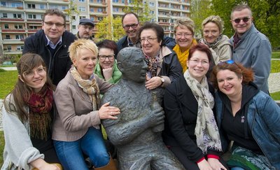 <p>
Die Kollegen von Regionalleitung, Zwickauer Redaktion, Sekretariat und Westsachsen-Newsdesk am Bergarbeiterdenkmal des Zwickauer Muldeparadieses. Von links: Tanja Goldbecher, Sven Frommhold, Heike Gündel, Thomas Croy, Kerstin Martin, Jens Arnold, Monika Fischer, Viola Martin, Nancy Dietrich, Uta Pasler, Sara Thiel und Torsten Kohlschein.</p>