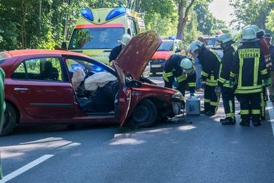 <p>
Der Beifahrer des Verursachers kam ersten Angaben zufolge schwer verletzt in ein Krankenhaus.</p>