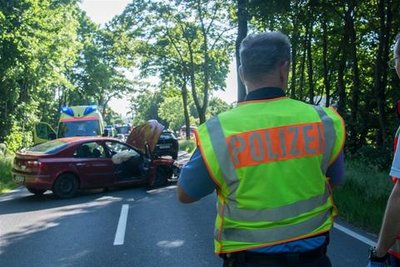 <p>
Aus bisher ungeklärter Ursache war ein 33-Jähriger mit seinem Renault von der Fahrbahn abgekommen und mit einem entgegenkommenden Auto kollidiert.</p>