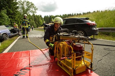 <p>
	Die Kameraden der örtlichen Feuerwehr befreiten die Verletzte aus ihrem zerquetschten Auto.</p>
