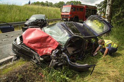 <p>
	Die Opel-Fahrerin war bei dem Unfall in ihrem Auto eingeklemmt worden.</p>

