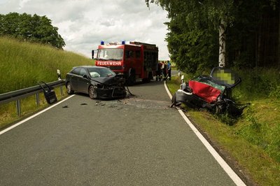 <p>
	In einer Kurve zwischen Brand-Erbisdorf und Müdisdorf kollidierte am Mittwochnachmittag der Opel einer 31-Jährigen frontal mit einem Mitsubishi.</p>
