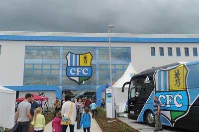 <p>
	Mit einem Tag des offenen Stadions luden der Verein und die Kommune dazu ein, den neuen Komplex unter die Lupe zu nehmen.<br />
	&nbsp;</p>
<p>
	&nbsp;</p>
