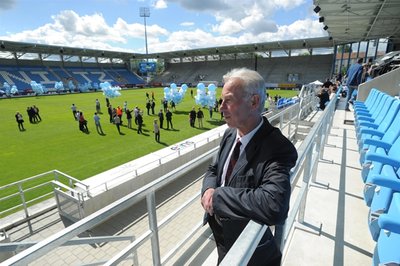 <p>
	Oberbürgermeisterin Barbara Ludwig hatte am Vormittag zu einem Empfang geladen. Nicht nur Prominenz aus dem Bereich des Sports war anwesend. Hier zu sehen: ehemaliger Spieler des FCK Jürgen Bähringer beim Rundgang mit der Freien Presse.</p>
