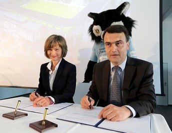 <p>
	Hänel und Ludwig unterzeichneten schließlich vor Publikum den Pachtvertrag. Damit ist der Verein nun Pächter des Stadions. "Das ist übrigens ein Pachtvertrag für lange", sagte Ludwig, während sie ihre Unterschrift unter das Papier setzte.</p>
