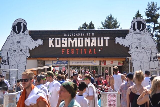 <p>
	Im Folgenden weitere Bilder vom Kosmonaut-Festival am Freitag.</p>
