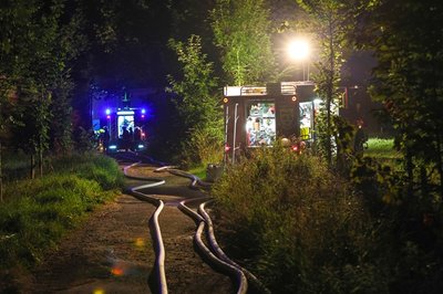 <p>Die Wasserversorgung wurde über mehrer Meter aus einem Löschteich an die Einsatzstelle mit zwei Pumpen gefördert.</p>
