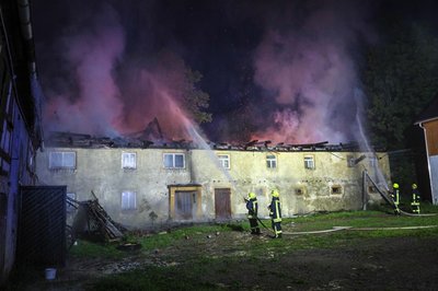 <p>Aufgrund eines Großbrandes in der Hauptstraße in Zethau bei Mulda sind am frühen Samstagmorgen mehrere Feuerwehren im Einsatz gewesen.</p>
