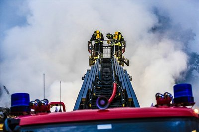 <p>Insgesamt waren 70 Kameraden der Feuerwehren sowie Kreisbrandmeister und Polizei im Einsatz. Verletzt wurde niemand. Informationen zur Höhe des Sachschadens und zur Brandursache liegen derzeit noch nicht vor.</p>
