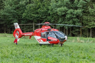 <p xmlns:php="http://php.net/xsl">Er erlitt schwere Verletzungen und wurde mit einem Rettungshubschrauber in ein Krankenhaus gebracht.</p>
