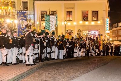 <p>Neben der Stadtpolizei, kam auch die Feuerwehr Zwönitz zum Einsatz. Diese sicherte den Umzug mit ca. 25 Kameraden ab.</p>
