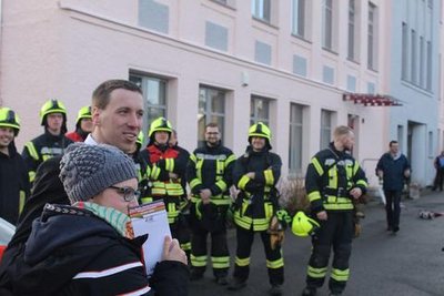 <p>Denn ihr Freund, Feuerwerhmann Marco Zienert, stand nicht in Einsatzuniform vor ihr, er stieg in Schlips und Jackett vom Löschfahrzeug.</p>
