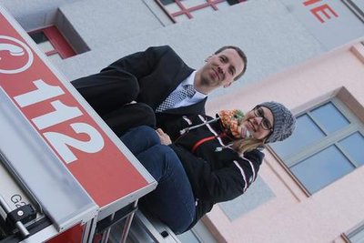 <p>Mit den Worten „Du wolltest was großes, jetzt bekommst du was Großes, willst du mich heiraten?“ kniete er vor ihr. Ohne zu zögern und unter Tränen sagte Verena Hofmann ja.</p>
