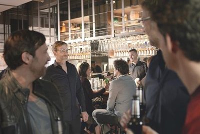 <p>9. Juni: Da guckt Fußballtrainer Jürgen Klopp (2.v.r.) nicht schlecht. Durch eine Bar läuft sein Doppelgänger. Letzteren mimt im Werbespot für alkoholfreies Bier Lars Bretschneider, ein 41-Jähriger aus Brand-Erbisdorf. Eine Werbeagentur, die über Zeitungsartikel auf ihn aufmerksam wurde, hatte ihn angerufen, um ihn als Klopp-Double für einen Dreh zu buchen. Nach einiger Bedenkzeit wagte er sich in das Abenteuer und fuhr für die Aufnahmen für drei Tage nach Liverpool. Er habe sich in England unter einer Pudelmütze verstecken müssen, denn er wurde überall angesprochen, berichtete Bretschneider. </p>