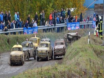 <p>1. November: 83 Fahrer aus Mittelsachsen und dem Erzgebirgskreis starteten beim Stockcar-Rennen in Hartha mit ihren Wagen – im Foto die Trabis auf der Piste. Der Motorsportclub Hartha war angesichts von rund 2000 Zuschauern mit der 14. Auflage der Kultveranstaltung zufrieden. Einziger Wermutstropfen: Der Unfall eines Piloten, der mit dem Rettungshubschrauber ins Krankenhaus gebracht werden musste.</p>
