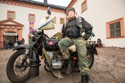 <p>9. Januar: Zum traditionsreichen Motorradtreffen auf Schloss Augustusburg kam auch Reik Schmidt (38) aus Schmölln mit seiner Dnepr MT 16 Baujahr 1978. Er ist mit seinem Motorrad schon rund 110.000 Kilometer gefahren und ließ sich seine 13. Teilnahme am kultigen Wintertreffen nicht nehmen.</p>