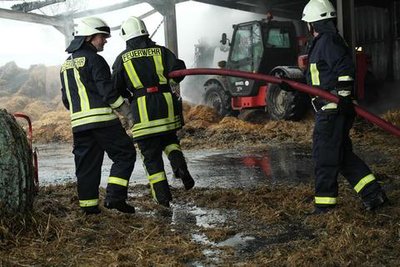 <p>22. Januar: Das neue Jahr startete mit einem Schock für Familie Schlimpert, die einen Reitstall in Aitzendorf betreibt. Ein großer Teil der Strohhalle brannte lichterloh. Etwa 600 Strohballen und die Silos mit den Hafervorräten für zwei Jahre gingen dabei in Flammen auf. Ein herber Verlust für den kleinen, in fünfter Generation geführten Familienbetrieb. Die Polizei vermutete Brandstiftung. Doch die Familie baut das Getreidedepot wieder auf. Im November erneut ein Feuer, dieses Mal im Schornstein des Wohnhauses. Verletzt wurde glücklicherweise niemand.</p>