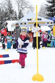 <p>22. Januar: Beim Biathlonwettbewerb Kita-Team-Cup des Kreissportbunds in Sayda mussten Knirpse, wie hier Melina Meike von der Kita „Sonnenland“ aus Oederan, nicht Skilaufen und Schießen, sondern Schlängellauf zu Fuß und Zielweitwurf absolvieren. Die Organisatoren freuten sich mit 230 Mädchen und Jungen aus ganz Mittelsachsen über einen neuen Teilnehmerrekord bei der Veranstaltung.</p>