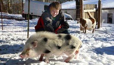 <p>23. Januar: Zu Beginn des Jahres war Schwein Pünktchen – hier mit Azubi Nils Wappler – im Streichelzoo im Hotel am Kriebsteinsee in Höfchen zu Hause. Dann aber hieß es umziehen. Denn die früheren Pächter und Streichelzoo-Betreiber Anke Zaspel und Jens Meister strichen dort Ende August die Segel. Sie übernahmen die Bowlingbahn in Rochlitz. Inzwischen sind Schwein Pünktchen und die Ziegen mit nach Rochlitz umgezogen. „Es geht ihnen gut. Unsere Gäste können sie besuchen“, sagt Anke Zaspel.</p>