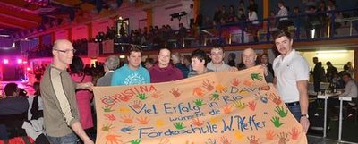 <p>1. Februar: Etwa 350 Zuschauer lockte das 10. Rochlitzer Kugelstoßmeeting in die Sporthalle am Regenbogen. Die Gäste bekamen packende Wettkämpfe geboten. Rekordhalter David Storl und Weltmeisterin Christina Schwanitz beobachteten die Wettkämpfe vom Publikumsbereich aus. Sie freuten sich besonders über ein Banner, welches sie von der Förderschule „Wilhelm Pfeffer“ in Zettlitz überreicht bekamen. Damit wünschten die Schüler den Sportlern viel Erfolg bei Olympia in Rio.</p>