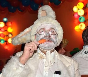 <p>12. Februar: 300 Gäste haben sich beim politischen Aschermittwoch in Penig köstlich amüsiert. Der Peniger Stadtrat Mario Stein präsentierte sich als weißer Hase und hatte damit einen tierischen Auftritt. Die Büttenredner waren hingegen weniger flauschig. Sie schossen scharf gegen die lokale Prominenz. Das Landratsamt zeigte sich als Götterdreigestirn: Landrat Matthias Damm als Zeus, Beigeordneter Lothar Beier als Poseidon und Beigeordneter Jörg Höllmüller als Hades. Landrat Damm bewies an diesem Abend seine Dichtkunst.</p>
