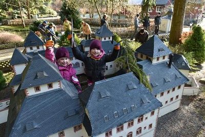 <p>15. Februar: Die Saison für das Klein-Erzgebirge in Oederan begann traditionell mit dem Frühjahrsputz der Vereinsmitglieder im<br />
Außenbereich der Anlage (im Bild Marlena und Johanna). Doch auch viel größere Herausforderungen warteten auf die Parkbetreiber: mangelnder Zuspruch aus der Region, hohe Schulden und Gerüchte um eine drohende Insolvenz. Das Jahr endete mit einem neuen Anfang: Die Betreibergesellschaft des Miniaturparks wechselte den Chef. Der bisherige Geschäftsführer Horst Drichelt, gleichzeitig Vorsitzender des Vereins Klein-Erzgebirge, trat zurück. Seit 1. Dezember führt Sohn Stefan die Geschäfte.</p>