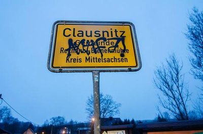 <p>22. Februar: Das Thema, das die Deutschen in den vergangenen Monaten am meisten beschäftigt hat, sorgte auch in Mittelsachsen für Gesprächsstoff und Schlagzeilen. Der traurige Höhepunkt: Mehrere Dutzend Menschen umringten am 19. Februar einen ankommenden Flüchtlingsbus und riefen: „Wir sind das Volk!“ Sie versetzten Flüchtlinge in Angst und Schrecken. Ein Video der Tat verbreitete sich rasend schnell im Internet und verhalf dem kleinen Ort bundesweit zu trauriger Berühmtheit. Ab 21. März wird das Geschehen am Amtsgericht Freiberg verhandelt. Drei Angeklagten wird vorgeworfen, die Straße mit ihren Fahrzeugen blockiert zu haben.</p>