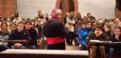 <p>14. März: Etwa 350 Jugendliche aus dem gesamten Bistum Dresden-Meißen sowie Helfer vom Organisationskomitee des Weltjugendtages in Krakau nahmen an der Wechselburger Jugendvesper teil. Besondere Freude herrschte dabei bei den Gästen und Organisatoren vom Kloster Wechselburg über die Teilnahme von Erzbischof Dr. Heiner Koch. Während der Vesper (Abendgebet) in der Basilika fand der Erzbischof „Worte der Ermutigung“ für die Teilnehmer.</p>
