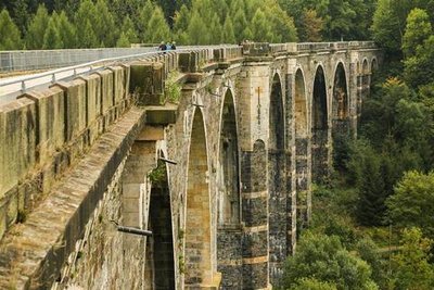 <p>17. März: Die aufwendige Sanierung des 150 Jahre alten Bauwerks – des Hetzdorfer Viadukts – beginnt. Nötig ist sie, weil das Mauerwerk feucht geworden war. Das Viadukt ist vor 24 Jahren für den Bahnverkehr stillgelegt worden.</p>