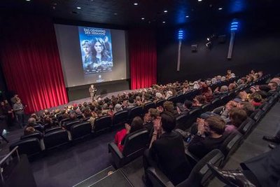 <p>24. März: Bei der Premiere des TV-Films „Das Geheimnis der Hebamme“ im Freiberger Kinopolis herrschte Riesenandrang: Knapp 550 Zuschauer wollten die Produktion auf der großen Leinwand sehen und zudem die Stars der Buchverfilmung live erleben. Ruby O. Fee (Hebamme Marthe), Steve Windolf (Ritter Christian) und Ilja Roßbander (Jonas) waren in die Bergstadt gekommen, um den Fans eine Freude zu machen. Sie signierten gemeinsam mit Erfolgsautorin Sabine Ebert Bücher und gaben Autogramme.</p>